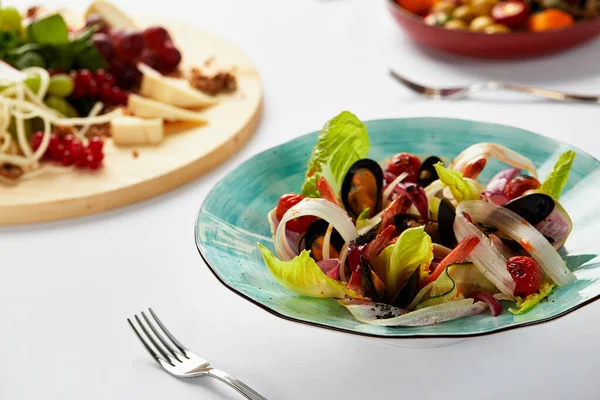 Mušle vongoli na talíři se salátem, mušle vařené v omáčce z bílého vína, mořské plody servírované šéfkuchařem — Stock fotografie