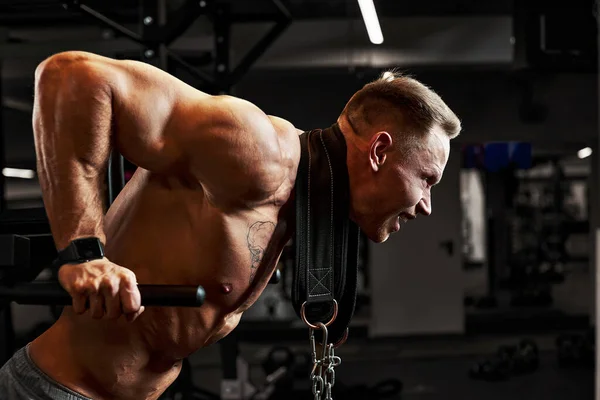 Retrato de close-up de um homem musculoso treino com barra no ginásio. Homem atlético fisiculturista brutal com seis maços, abdominais perfeitos, ombros, bíceps, tríceps e peito — Fotografia de Stock