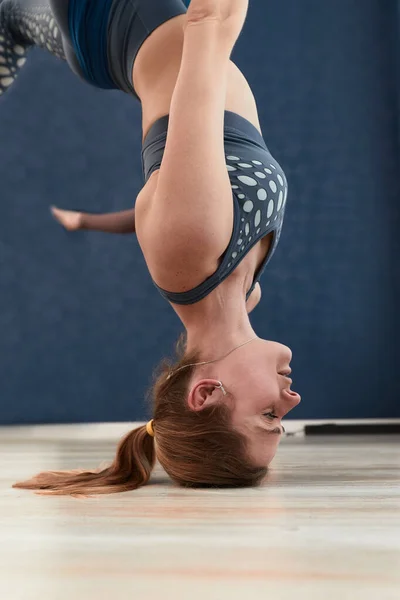 ハンモックでヨガを飛ぶ,女性の体のクローズアップ反重力ヨガの演習. — ストック写真