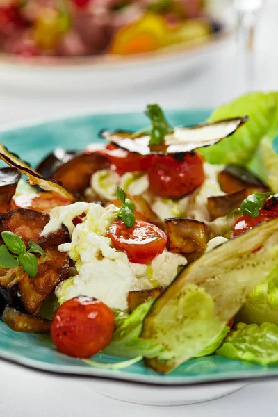 Gebackene Auberginen mit Käse. Nahaufnahme einer Mischung aus gebackenem Auberginengemüse und zartem Ricotta. — Stockfoto