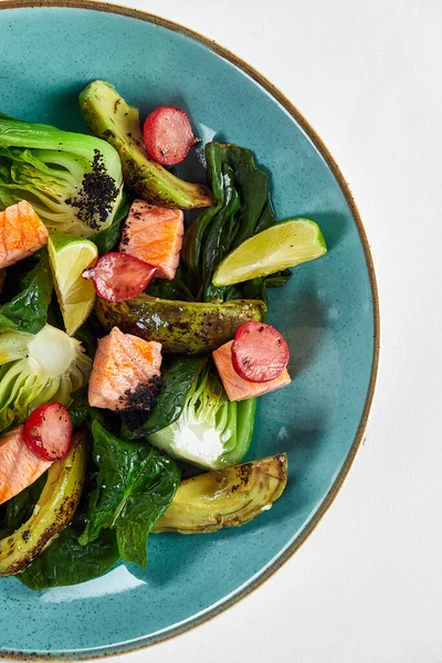 Lachssalat mit grob gehackten Avocado-Artischocken und Zitronensauce — Stockfoto