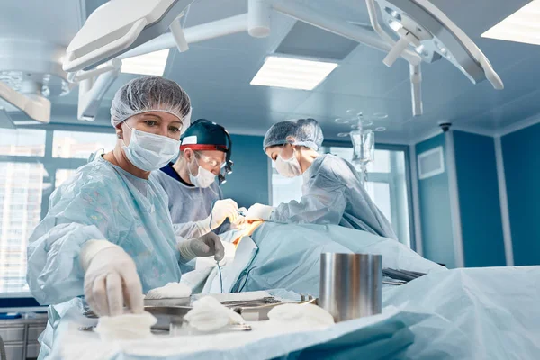 Modern medicine, operating room, large, bright during surgery with a professional team of doctors — Stock Photo, Image