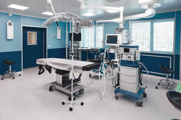 Μεγάλο ευρύχωρο διοικητικό συμβούλιο με μεγάλη ποσότητα φωτός, με σύγχρονο εξοπλισμό για διάφορες πολύπλοκες λειτουργίες, χειρουργικό τραπέζι, λάμπες, ανεμιστήρα. — Φωτογραφία Αρχείου