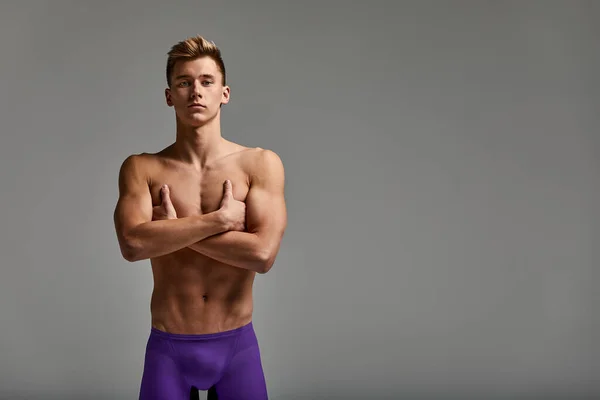 Homem nadador loiro, retrato meio comprimento em um fundo cinza, espaço de cópia, motivação para esportes, alcançar o sucesso, banner de publicidade. — Fotografia de Stock