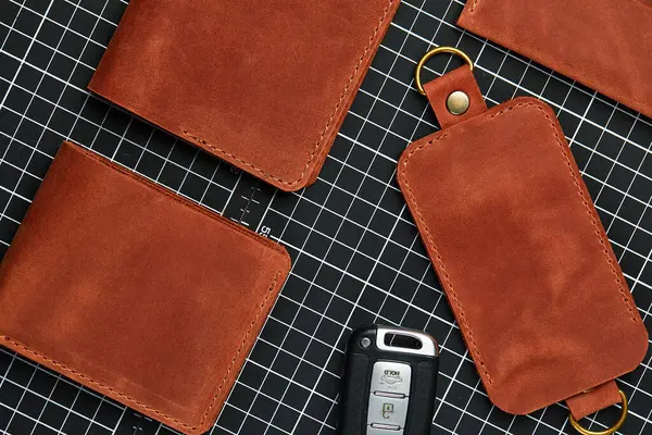 Schot van boven set van covers voor moderne gadgets in rood leer, handgemaakte accessoires merchandising — Stockfoto