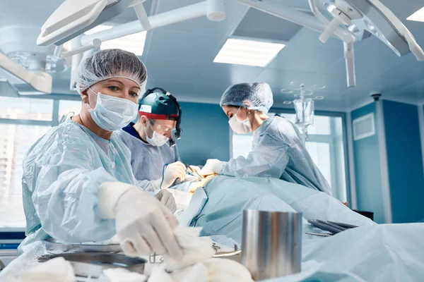 Cirugía de liposucción cosmética en quirófano real mostrando el grupo de cirujanos durante la operación — Foto de Stock