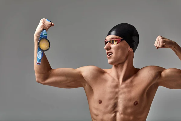 Vrolijke atleet zwemmer met een medaille in zijn handen positieve emoties, vreugde van de overwinning, het concept van succes, nooit opgeven en je zult succes te bereiken — Stockfoto