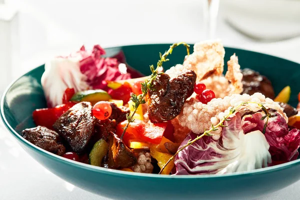 Lebersalat, Gemüse und Beeren, gebratene Kalbsleber im Salat. — Stockfoto