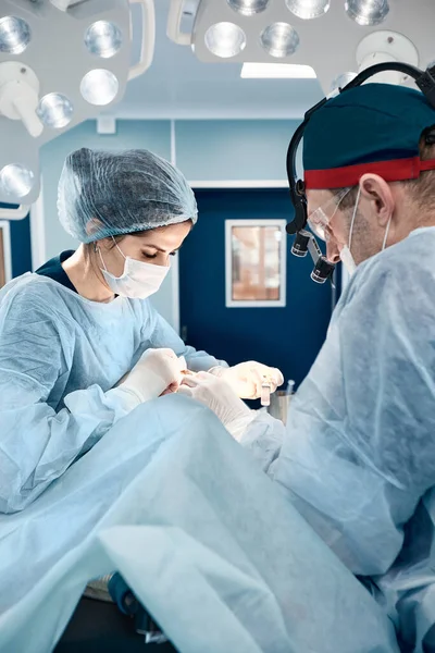 수술대에서 수술을 준비하고 있는 동료들 과 함께 있는 여성 외과 의사들의 확대 사진, 현대 수술 — 스톡 사진