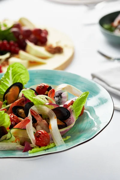 Mejillones vongoli en un plato con lechuga, mejillones cocidos en salsa de vino blanco, mariscos servidos por el chef — Foto de Stock