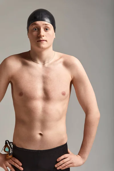 Mężczyzna pływak w goglach do pływania w pełnym wzroście na szarym tle, przygotowanie sportowca do pływania, przestrzeń kopiowania — Zdjęcie stockowe
