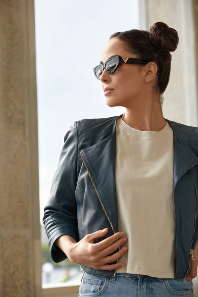 Chica joven con estilo en gafas de sol, estilo de vida, posando en la cámara. — Foto de Stock