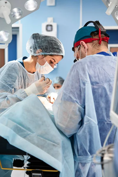 Kirurg på jobbet i operationssalen modern utrustning i operationssalen, medicinska produkter för neurokirurgi och rekonstruktiv plast — Stockfoto