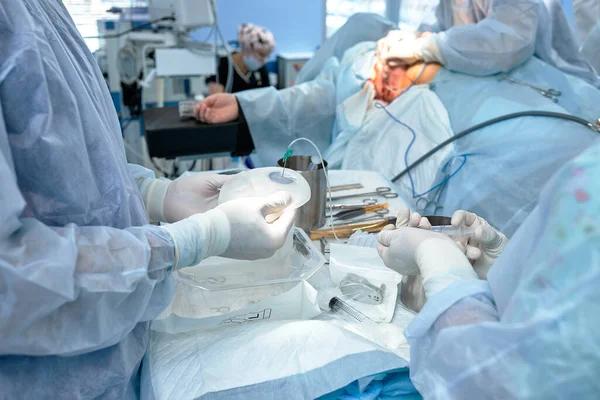 Operaci provádí lékařský tým - série snímků souvisejících s operací. Skutečný moderní, provozní poplatek, boj o život — Stock fotografie