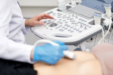 Kadın doktor ultrason bir tiroid Başlarken
