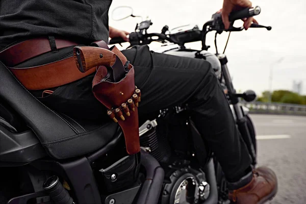 Hombre de la mafia en bicicleta con pistola. Deportivo motociclista guapo jinete masculino. Chase. —  Fotos de Stock