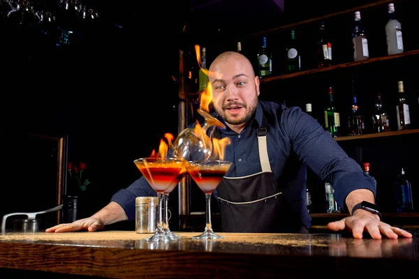 Вогненного шоу в барі. Бармен робить гарячі алкоголік коктейль і запалює бар. Бармен готує вогненно коктейль. Пожежа на бар. — стокове фото