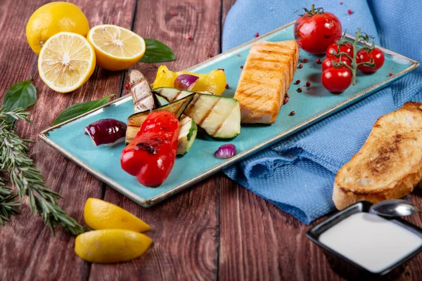Grilled salmon served with grilled vegetables - top view — Stock Photo, Image