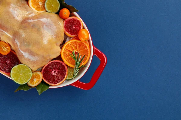 Sartén para hornear con roulades de carne cruda y guarniciones de verduras frescas listas para cocinar sobre un fondo blanco — Foto de Stock