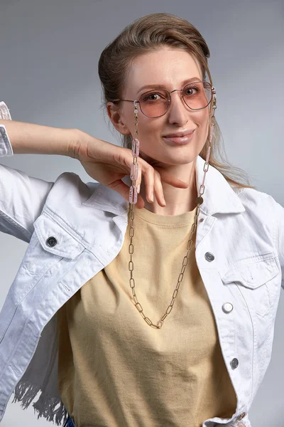Сексуальна молода жінка секретарка в окулярах — стокове фото