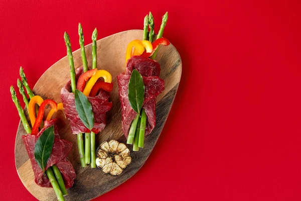 Syrové hovězí rohlíky a čerstvé zeleninové odřezky připravené k vaření na bílém pozadí — Stock fotografie