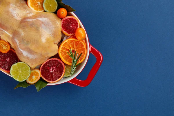 Трава и цитрусовая печь жареная курица. Целый цыпленок в жареной олово с лимоном и травы готовы к духовке. Вид сверху, пустое место — стоковое фото