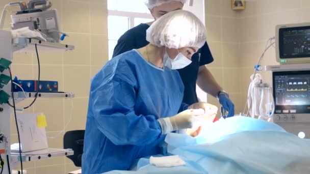 Plastikkirurgi Kvinnlig Specialist Kirurgisk Mask Ansiktet Utföra Operation Med Medicinska — Stockvideo