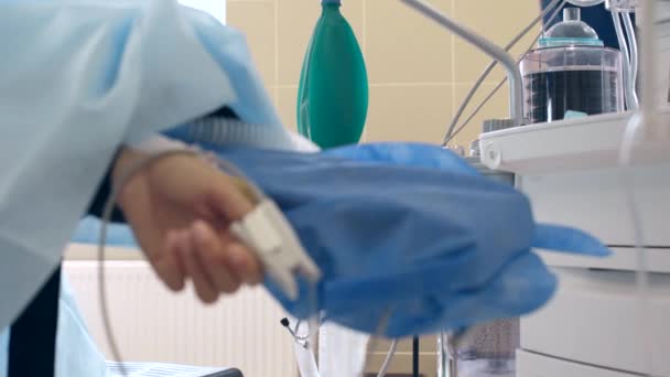 Ameliyat Sırasında Solunum Cihazına Yakın Çekim Hareket Hasta Doktorların Bulunduğu — Stok video