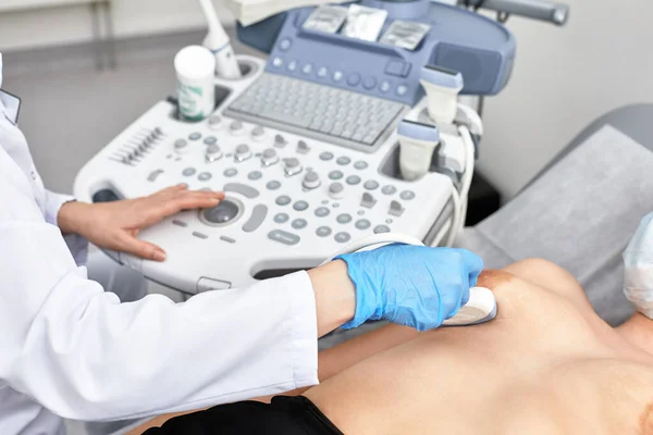 Jovem obtendo exame de mama por seu ginecologista ultra-sonografia tecnologia de varredura equipamentos médicos de saúde . — Fotografia de Stock