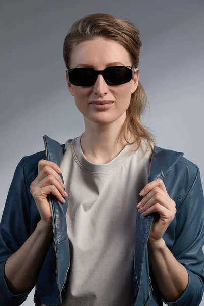 Crazy woman in sunglasses showing tongue rock on gesture signs of positive emotions. — Stock Photo, Image