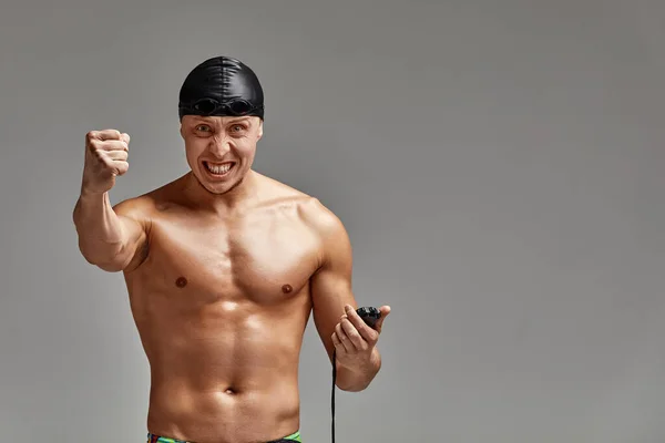 Kronometresi gri arka planda duran heyecanlı bir yüzücü. Yeni rekor. Motivasyon, reklam afişi, metin için yer — Stok fotoğraf