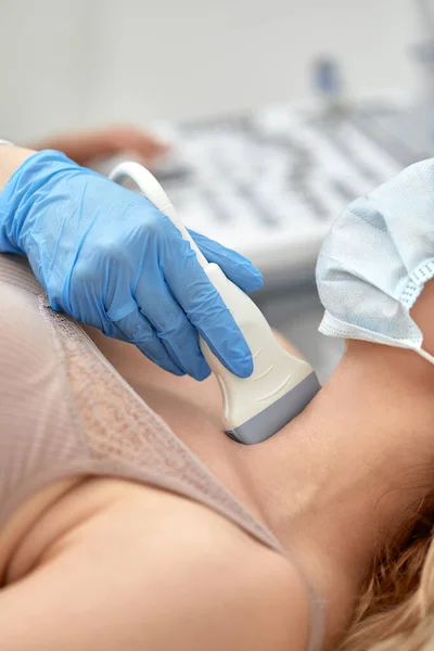 Mulher recebendo ultra-som de uma tireóide do médico — Fotografia de Stock