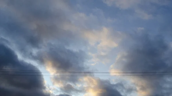 Stormigt Väder Mörkt Moln Himlen Solljus Reflekteras Molnen Två Ledningar — Stockfoto