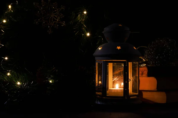 Linterna Blanca Con Una Vela Encendida Nooks Rama Árbol Navidad —  Fotos de Stock