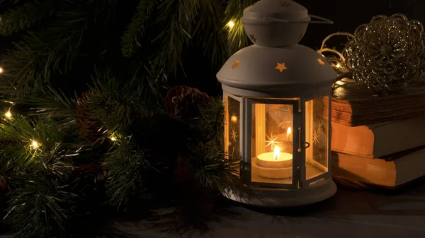 白色灯笼 点着蜡烛 圣诞节树枝和背景上的灯 夜晚的黑暗画面 圣诞节的神秘心情 — 图库照片#