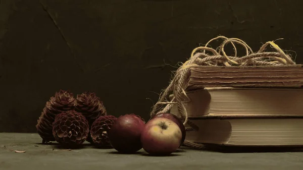 Livros Antigos Com Maçãs Pinheiros Sobre Fundo Cinza Escuro Imagem — Fotografia de Stock