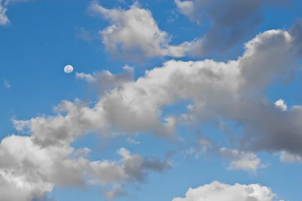 Luna en un cielo nublado — Foto de Stock