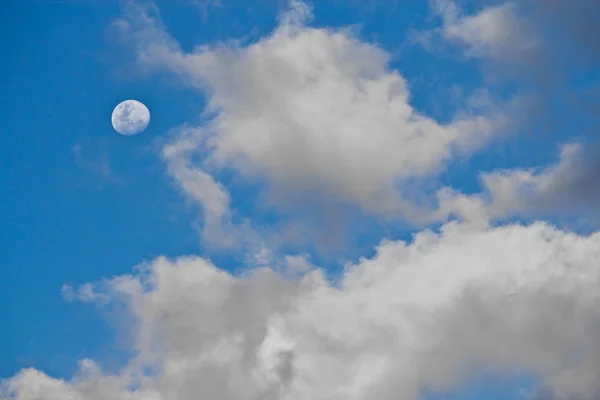 Bulan di langit mendung — Stok Foto