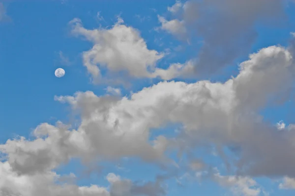 Bulan di langit mendung — Stok Foto