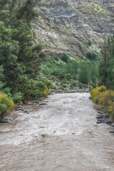 Река в Сан-Альфонсо-фон-Трейл в горах — стоковое фото