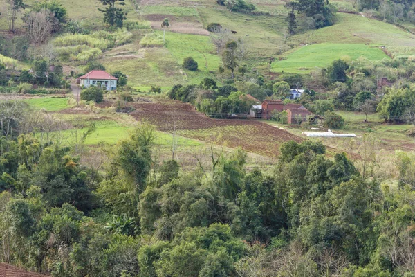 Granja y montaña — Foto de Stock