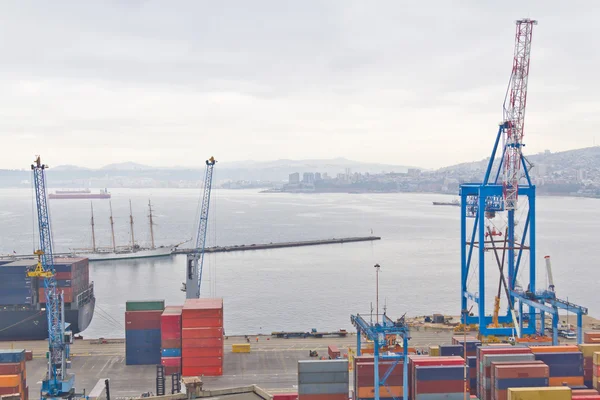 Recipienti al porto di Valparaiso — Foto Stock