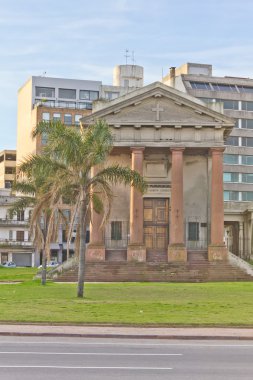 Gün batımında Montevideo Trinity Kilisesi