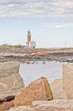 Farol Montevideo içinde mavi gökyüzü ve bulutlar.