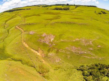 Sao Francisco de Paula, Rio Grande do Sul, Brezilya 'daki tarım arazisi, kayalar ve ağaçların havadan görünüşü