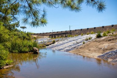 Orman ve kayalarla dolu Salto Barajı, Sao Francisco de Paula, Rio Grande do Sul, Brezilya