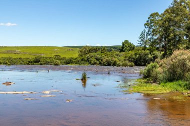 Orman ve kayalarla dolu Salto Barajı, Sao Francisco de Paula, Rio Grande do Sul, Brezilya