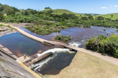Orman ve kayalarla dolu Salto Barajı, Sao Francisco de Paula, Rio Grande do Sul, Brezilya