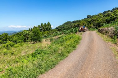 Kirli yol, orman ve çiftlik arazileri, Linha nova köyü, Rio Grande do Sul, Brezilya