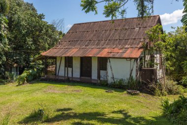 Etrafında bitki örtüsü olan küçük enxaimel evi, Linha nova köyü, Rio Grande do Sul, Brezilya